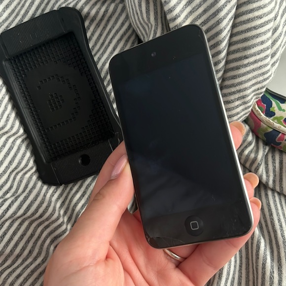 IPod Touch 8GB with Case. I believe 4th generation - Picture 1 of 4